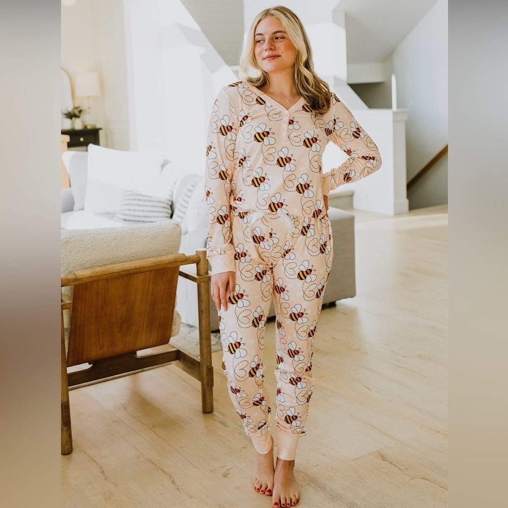 Women's Bee Print Long-Sleeve Pajama Set - Cream